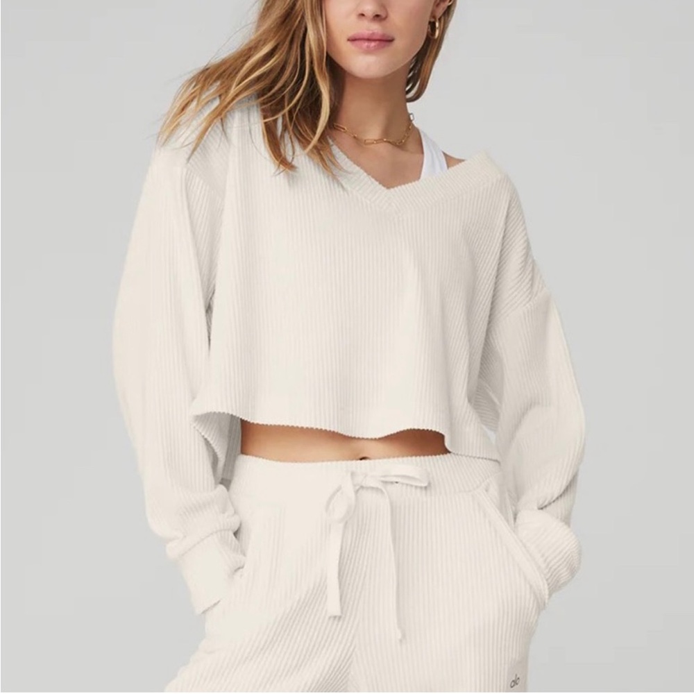 Alo Yoga Muse V-Neck Pullover Ribbed Top in Ivory